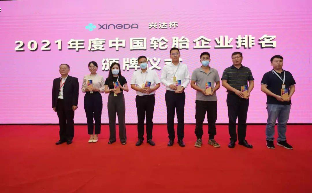 圖為中橡協(xié)輪胎分會(huì)原秘書長(zhǎng)蔡為民為輪胎企業(yè)授牌