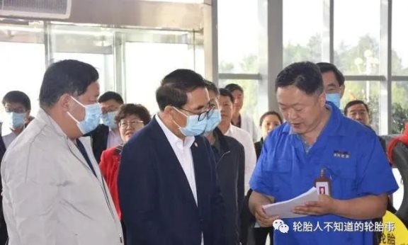董事長魏彥輝向白春禮院士等專家介紹企業(yè)情況 董事長魏彥輝向白春禮院士等專家介紹企業(yè)情況