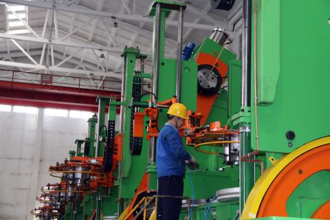 桂林橡機(jī)為國(guó)內(nèi)大型輪胎廠商供貨的硫化機(jī)正組裝待發(fā)