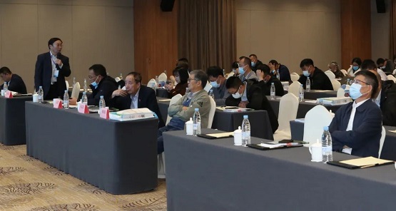 中國橡膠工業(yè)協(xié)會原會長/原化學工業(yè)部橡膠司副司長鞠洪振和北京橡膠工業(yè)研究設(shè)計院有限公司原副總工程師陳志宏 中國橡膠工業(yè)協(xié)會原會長/原化學工業(yè)部橡膠司副司長鞠洪振和北京橡膠工業(yè)研究設(shè)計院有限公司原副總工程師陳志宏