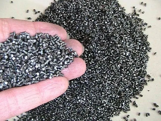 廢舊輪胎通過特殊處理，可以回收鋼絲、橡膠和炭黑