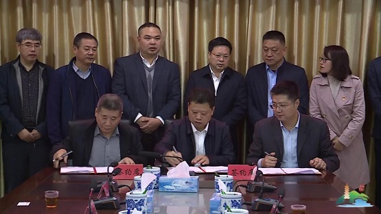 李群彪代表臨川區(qū)人民政府與撫州克林泰爾環(huán)?？萍加邢薰敬砗炇鹆送顿Y合作協(xié)議