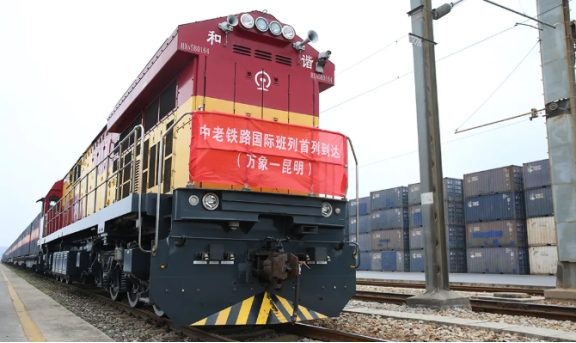 中老鐵路首運(yùn)專列抵昆，首票天然橡膠物資交接！