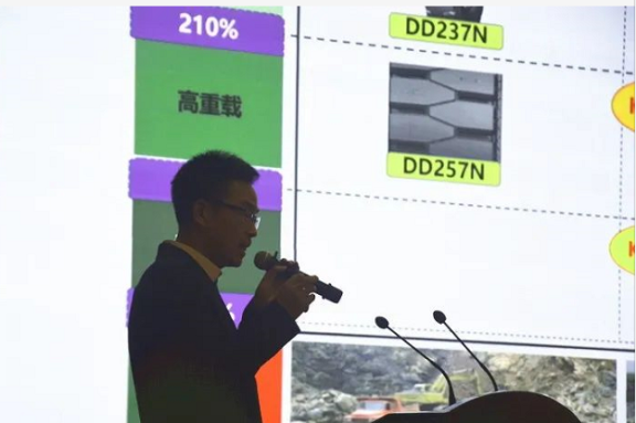 神州輪胎總工程師羅忠林、內(nèi)貿(mào)總監(jiān)秦大偉