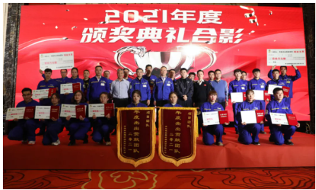導為獲獎者頒發(fā)獲獎證書和獎金