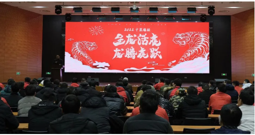 葛國榮為年度優(yōu)秀員工頒獎，勉勵中策全體員工同心聚力、砥礪奮進(jìn)，在新的一程創(chuàng)造更優(yōu)異的成績。
