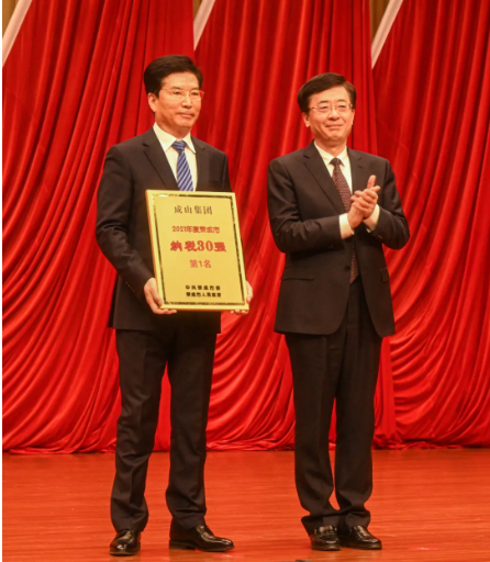 　集團(tuán)董事長車宏志代表企業(yè)上臺領(lǐng)獎，并作為重點(diǎn)企業(yè)代表發(fā)言。