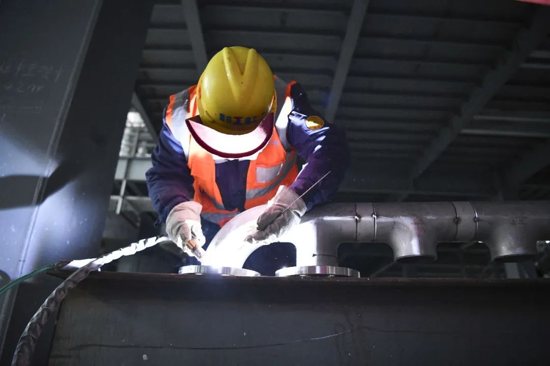 基地項(xiàng)目建設(shè)現(xiàn)場，工人正在焊接材料
