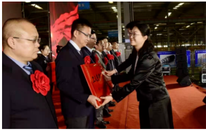 神州輪胎技術團隊全面促進科技成果轉化，圍繞國內外市場做好產品設計，把服務客戶，服務市場，以工匠精神對產品精益求精，促進了神州輪胎的高質量發(fā)展。
