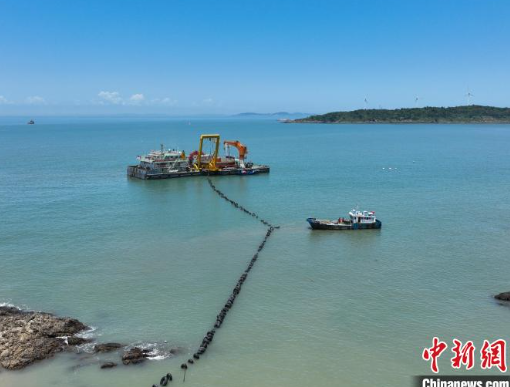 上大陳海纜鋪設(shè)?！「鸺蝺x 攝