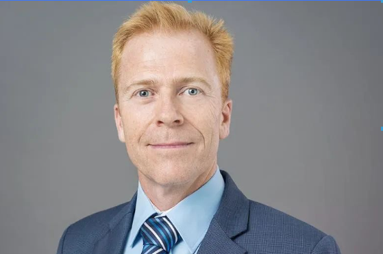 尼納斯新任董事會主席兼任CEO