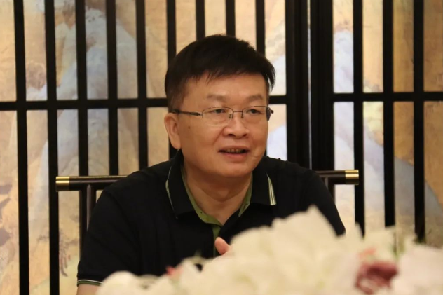 廣西飼料工業(yè)協(xié)會常務(wù)副會長閉強(qiáng)主持