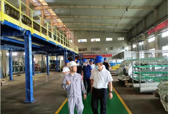 團到廣西汽車集團桂林新能源基地、桂林橡膠設(shè)計院有限公司、桂林橡膠機械有限公司等企業(yè)，實地考察