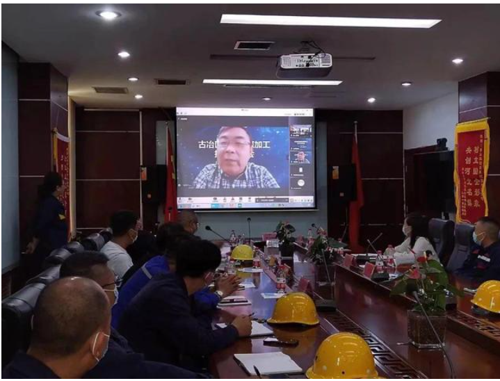 李鑫鋼教授就《煤焦油深加工分離過程強化與節(jié)能技術(shù)》進行了深入講解，具有較強的可操作性。與會企業(yè)負責人以視頻連線形式與李鑫鋼教授進行對接交流。