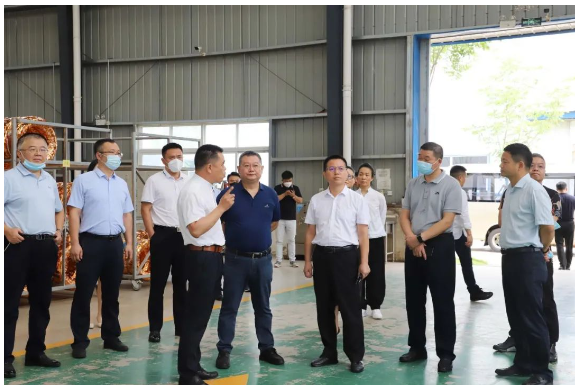 河南省狼牌輪胎科技有限公司董事長熊國武迎接考察團人員及相關(guān)政府領導，并介紹了狼牌輪胎企業(yè)發(fā)展情況。