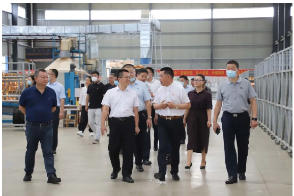 熊國武詳細介紹了狼牌輪胎最近幾年的企業(yè)發(fā)展情況和技術(shù)成就