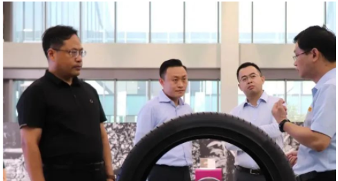 山東省工商聯(lián)黨組成員、副主席高洪巖一行到訪華勤橡膠工業(yè)集團參觀調研