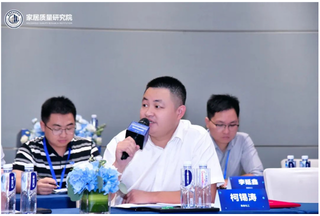 密封膠作為門窗輔材之一，主要用于窗框與玻璃的接縫密封、門窗框與內(nèi)外墻體的接縫密封，對(duì)于門窗的水密性、氣密性、保溫隔音性能等方面起到關(guān)鍵作用