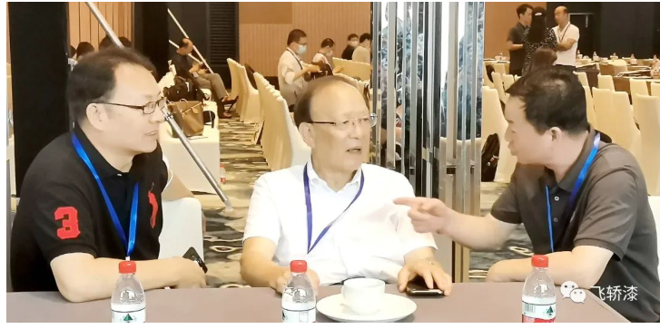 　圍繞參與浙江新材料科創(chuàng)高地建設和打造飛轎漆高端技術品牌，寧波涂協(xié)副會長單位浙江尚品飛轎制漆有限公司創(chuàng)始人薛瑞宣向薛群基匯報了飛轎漆最新科研應用成果“石墨烯金鋼水漆”，不僅實現(xiàn)“鋼”上零碳，還為鋼鐵穿上了“金鋼衣”，并邀請薛群基院士下步到訪飛轎公司進行現(xiàn)場參觀指導。