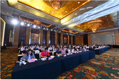 李輝講到，經濟新格局是國內國際雙循環(huán)互相促進，需要防范在技術創(chuàng)新、擴大內需、供給側結構性改革等方面的認識誤區(qū)，并分享了構建新發(fā)展格局的路徑，包括堅持供給側結構性改革戰(zhàn)略方向，推動產業(yè)鏈供應鏈優(yōu)化升級，以高水平對外開放打造國際合作和競爭新優(yōu)勢。