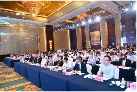 　徐文英表示，過去一年，俄烏沖突，疫情管控、歐元貶值……等太多突變，行業(yè)工業(yè)總產值、總盈利出現了全面下滑，很多企業(yè)家感嘆到了行業(yè)的至暗時刻，協(xié)會也在天然膠核銷問題、能耗標準修訂、國際貿易摩擦、行業(yè)團體標準制定等方面積極行動，并加強與政府的溝通，來解決行業(yè)遇到的難題和困境。