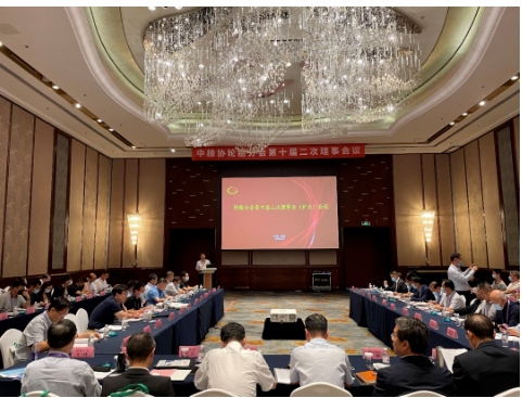  沈金榮在報告中指出，輪胎行業(yè)要穩(wěn)中求進(jìn)調(diào)結(jié)構(gòu)，去除低端過剩產(chǎn)能，提高經(jīng)濟(jì)運行質(zhì)量，提高供給質(zhì)量;鼓勵優(yōu)秀有實力的企業(yè)進(jìn)行戰(zhàn)略布局;建設(shè)世界一流企業(yè)，重視人才培養(yǎng)和合作;以綠色低碳為抓手，重在節(jié)能降耗，實現(xiàn)行業(yè)整體升級;大力推進(jìn)智能技術(shù)等創(chuàng)新驅(qū)動;優(yōu)化市場環(huán)境，倡導(dǎo)公平競爭與行業(yè)自律，實施品牌建設(shè)，實現(xiàn)健康發(fā)展。