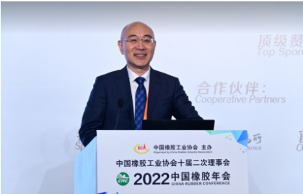陳克正代表青島科技大學對本次會議的召開表示祝賀。他介紹稱，青島科技大學72年的發(fā)展歷史，是一部圍繞橡膠、研究橡膠、發(fā)展橡膠，與中國橡膠工業(yè)相互成就的歷史。學校形成了厚植橡膠基礎(chǔ)、突出橡膠核心、集聚橡膠媒介的三大辦學特色。
