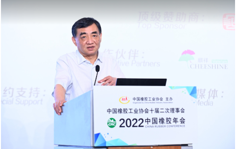 中國橡膠工業(yè)協(xié)會高級副會長、中策橡膠集團股份有限公司董事長沈金榮，深度分析了2022年中國橡膠行業(yè)形勢，并就行業(yè)面臨的難點、熱點問題向與會者分享自己的觀點。