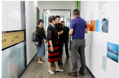 在參觀結(jié)束后，孫蓮英會長對納美新材在研發(fā)團隊、研發(fā)設備、以及新項目研發(fā)的持續(xù)投入表示贊賞，對公司在逆勢堅持創(chuàng)新發(fā)展表示了充分的肯定。