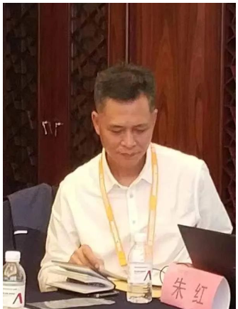中橡協(xié)副秘書長、技經(jīng)委主任朱紅受邀，在會議上作了《 “雙碳”政策對輪胎行業(yè)發(fā)展影響及對策》的報告。朱紅圍繞中國碳排放現(xiàn)狀以及相關(guān)政策，實現(xiàn)碳達(dá)峰的路徑及應(yīng)對措施等方面，進(jìn)行了解讀和分享，并就企業(yè)提出的問題做了現(xiàn)場答疑。