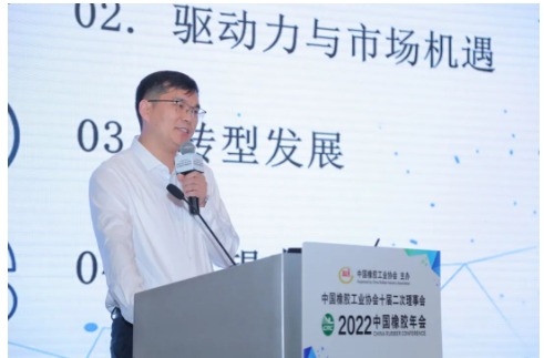 作為一家以傳統(tǒng)智能裝備制造起家的上市公司，萬向新元科技股份有限公司積極響應(yīng)并踐行綠色制造理念，融合5G工業(yè)互聯(lián)網(wǎng)解決方案，已打造廢舊輪胎循環(huán)利用解決方案、光伏硅材料提純等行業(yè)循環(huán)經(jīng)濟應(yīng)用的成功案例。新元科技副總經(jīng)理張輝帶來了《實現(xiàn)綠色低碳發(fā)展，踐行企業(yè)責(zé)任擔(dān)當(dāng)》的報告。