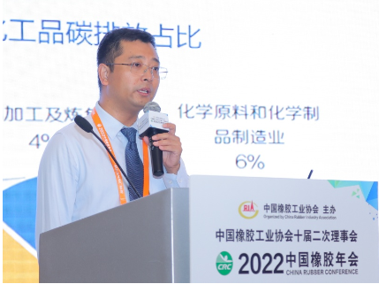 　森特士興集團(tuán)股份有限公司新能源事業(yè)部總經(jīng)理盧興輝作了《引領(lǐng)綠色發(fā)展 推動(dòng)低碳轉(zhuǎn)型——前沿建筑光伏一體化技術(shù)在橡膠行業(yè)的應(yīng)用》的報(bào)告。