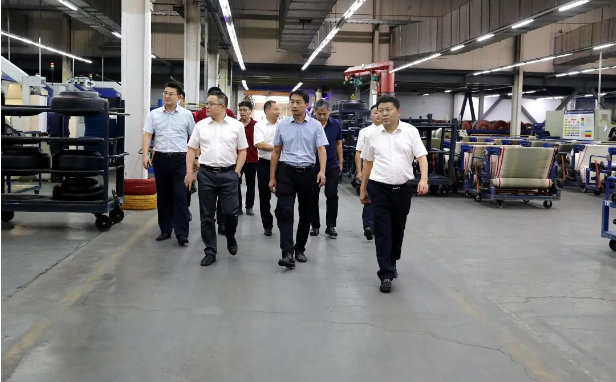 三一重工集團(tuán)客人到豐源輪胎公司參觀交流 三一重工集團(tuán)客人到豐源輪胎公司參觀交流