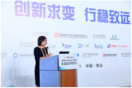 中國橡膠工業(yè)協(xié)會十屆二次理事會暨2022中國橡膠年會大會論壇，在山東青島盛大開幕。中國橡膠工業(yè)協(xié)會會長徐文英在會上作主題為“面對挑戰(zhàn) 勇于擔(dān)當(dāng) 一起努力向未來”的報告，匯報2022年以來中國橡膠工業(yè)協(xié)會工作并介紹下階段工作計劃。