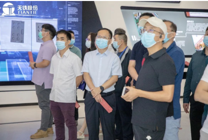 在工作人員的帶領(lǐng)和講解下，與會(huì)嘉賓參觀天鐵股份體驗(yàn)中心、智能制造示范車(chē)間以及試驗(yàn)平臺(tái)之后，對(duì)打造智能制造車(chē)間，探索以互聯(lián)網(wǎng)工廠升級(jí)傳統(tǒng)制造有了更全面的認(rèn)識(shí)
