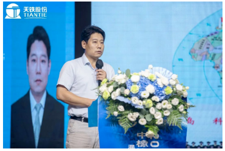青島科技大學橡塑材料與工程重點實驗室副主任劉偉博士，作了《橡塑材料改性技術及應用》的報告;