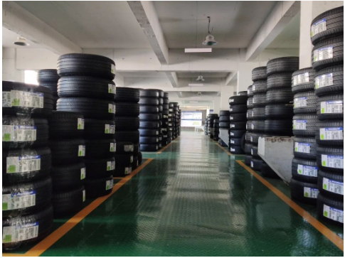 車轅車轍了解，在“產(chǎn)銷一體”模式的探索中，一些龍頭企業(yè)正在尋求落地，例如固特異推出“飛足e購”志在讓代理商、輪胎店成為服務(wù)商;米其林RTM深度分銷模式，讓經(jīng)銷商已經(jīng)成為服務(wù)商和物流配送;賽輪集團(tuán)2021年河南、陜西、浙江賽輪輪胎銷售有限公司先后成立，尋求廠商融合、產(chǎn)銷融合。