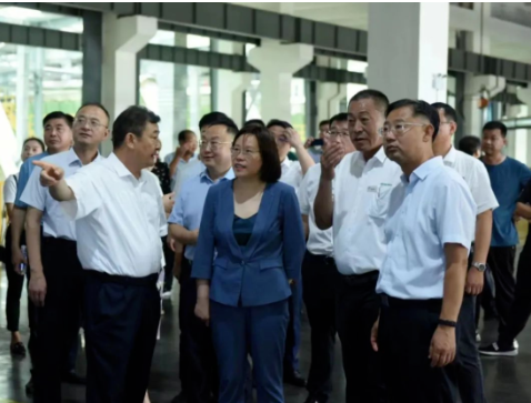 　圖為領(lǐng)導(dǎo)、嘉賓在工廠車間進(jìn)行參觀