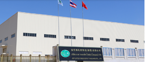 　金世緣踐行“一帶一路”倡議，積極“走出去”全球化布局，在原料來源地泰國羅勇府建設(shè)了占地4.5萬多平方米的生產(chǎn)基地。