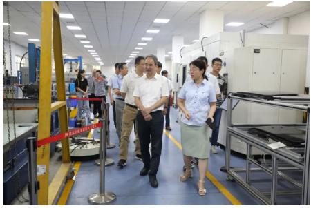 　陳善福副局長一行主要參觀了建新試驗中心(國家級實驗室)，實地了解建新各類先進試驗設(shè)備、試驗要求及研發(fā)試驗驗證的情況，包括密封條開關(guān)門疲勞玻璃升降試驗、金屬表面防腐蝕交變試驗、減振件的疲勞耐久試驗、NVH試驗等試驗設(shè)備。