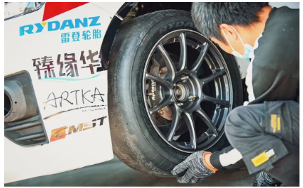 面對國內輪胎市場份額急劇下跌的危機，多路馳項目負責人魏學東轉變工廠銷售思路，增強和國外客戶的交流，將銷售分攤到外貿出口上，3月外貿輪胎銷售業(yè)績?yōu)?萬條，7月已經達到了11.8萬多條，順利實現(xiàn)了二季度扭虧為盈。