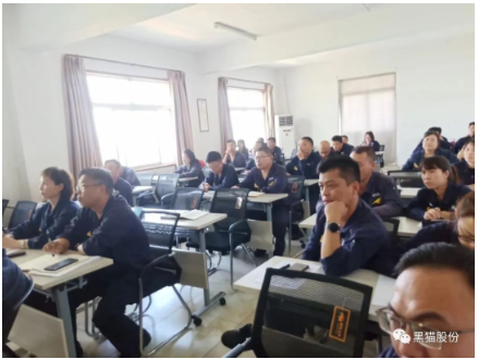 會(huì)議還對(duì)公司質(zhì)量管理工作進(jìn)行了總結(jié)，隨著客戶對(duì)產(chǎn)品質(zhì)量要求不斷提高，質(zhì)量服務(wù)已不僅僅是提供合格的產(chǎn)品，還包括質(zhì)量穩(wěn)定性、交貨及時(shí)性，后續(xù)的服務(wù)跟蹤，這是質(zhì)量服務(wù)的全流程。每一位員工都是質(zhì)量管理的參予者，在工作中要發(fā)現(xiàn)問(wèn)題改善問(wèn)題，養(yǎng)成良好的品質(zhì)意識(shí)。