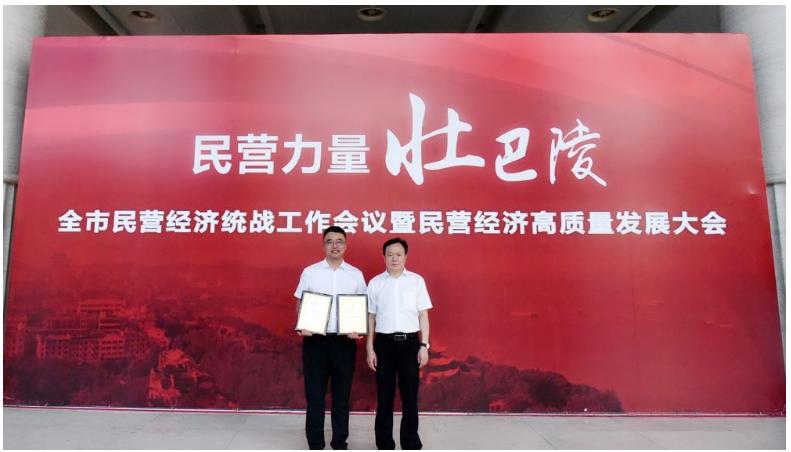 這場岳陽民營經(jīng)濟界的“奧斯卡盛典”評選依據(jù)包括企業(yè)創(chuàng)新能力強、管理水平高、企業(yè)信用好、社會貢獻大，以及民營企業(yè)家勤奮創(chuàng)業(yè)、誠信守法、真誠奉獻等。