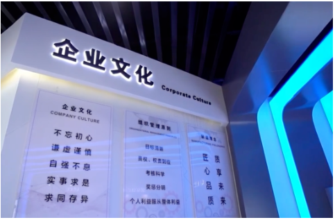 華盛集團(tuán)接待室的墻壁上，掛著一幅巨幅山水畫，題目叫《源遠(yuǎn)流長》。盯著畫作，已出任集團(tuán)副董事長的張玉亮，向記者暢想著未來：“心懷‘國之大者’，打造‘國貨精品’，包括華盛橡膠在內(nèi)的中國輪胎產(chǎn)業(yè)，必將迎來更高質(zhì)量發(fā)展!”