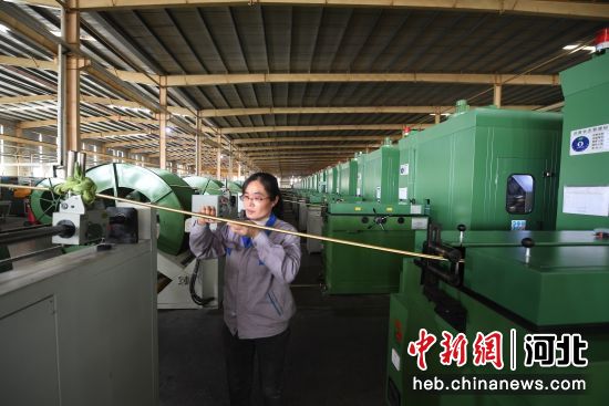 景縣一橡膠有限公司車間工人正在對金屬軟管進行檢測。 高雷 攝