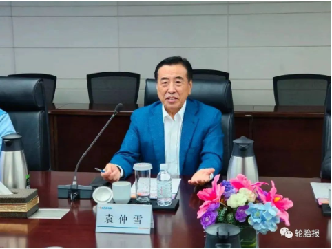 國(guó)家橡膠與輪胎工程技術(shù)研究中心主任、賽輪集團(tuán)黨委書記、董事長(zhǎng)袁仲雪熱情接待了張飚一行。