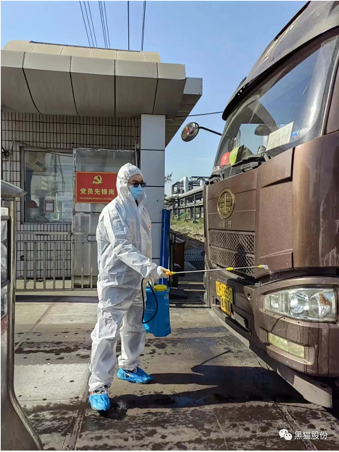 　烏海黑貓將迎難而上“戰(zhàn)疫情”，以“穩(wěn)”中有進(jìn)的定力、“靜”而有為的勇氣，全面統(tǒng)籌好疫情防控和生產(chǎn)經(jīng)營工作，在戰(zhàn)疫中彰顯“黑貓精神”。