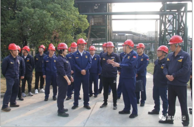 座談會上，王耀董事長首先代表黑貓集團(tuán)對馬劍明副總隊長一行的到來表示歡迎，詳細(xì)介紹了集團(tuán)安全生產(chǎn)、消防隊伍人員配備、消防設(shè)施配置等情況。并共同觀看了集團(tuán)宣傳片。