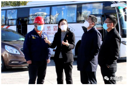　琚慧敏強調(diào)，企業(yè)要在思想上始終繃緊安全生產(chǎn)這根弦，嚴格落實疫情防控和安全生產(chǎn)主體責任。要將疫情防控各項政策落實到位，肩負起安全生產(chǎn)第一責任人責任，不斷完善應急預案，提高應急處置能力，及時妥善應對各類突發(fā)事件和異常情況。