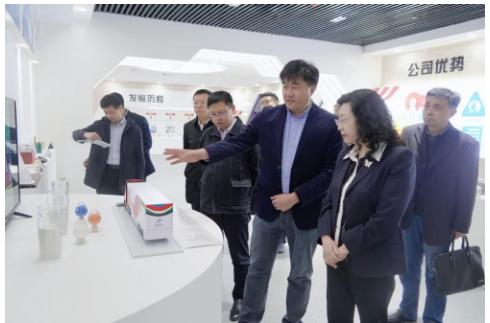 在科華賽邦展廳，華凌電纜工作人員為調(diào)研團(tuán)一行介紹了華凌電纜與白俄羅斯國(guó)家科學(xué)院合作研發(fā)的高性能改性尼龍、改性高分子材料、碳纖維復(fù)合材料等產(chǎn)品，廣泛應(yīng)用于軌道交通、汽車制造、民用等領(lǐng)域?？迫A賽邦(山東)產(chǎn)業(yè)發(fā)展有限公司總經(jīng)理謝永光著重為調(diào)研團(tuán)一行介紹了科華賽邦為2022年冬奧會(huì)雪蠟車研發(fā)的零下55度超低溫抗沖擊尼龍復(fù)合材料。